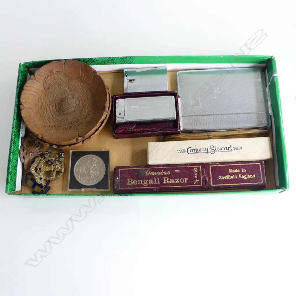 TRAY OF VINTAGE COLLECTABLES INCLDS; 2 RONSON LIGHTERS (1 boxed Wafer) 3rd AUCK REGIMENT NZ INFANTRY DISHES, PENS ETC  Image 1++