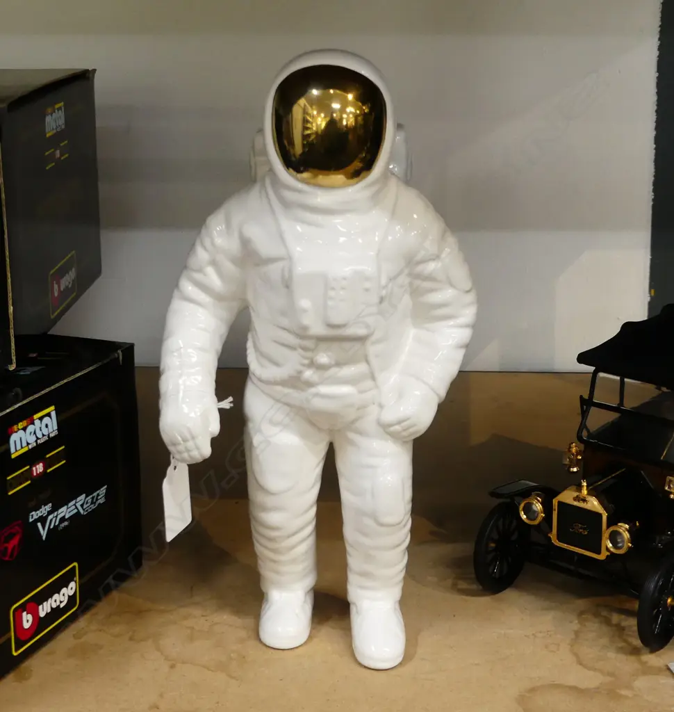 WHITE CERAMIC SPACEMAN H.280mm Image 1++