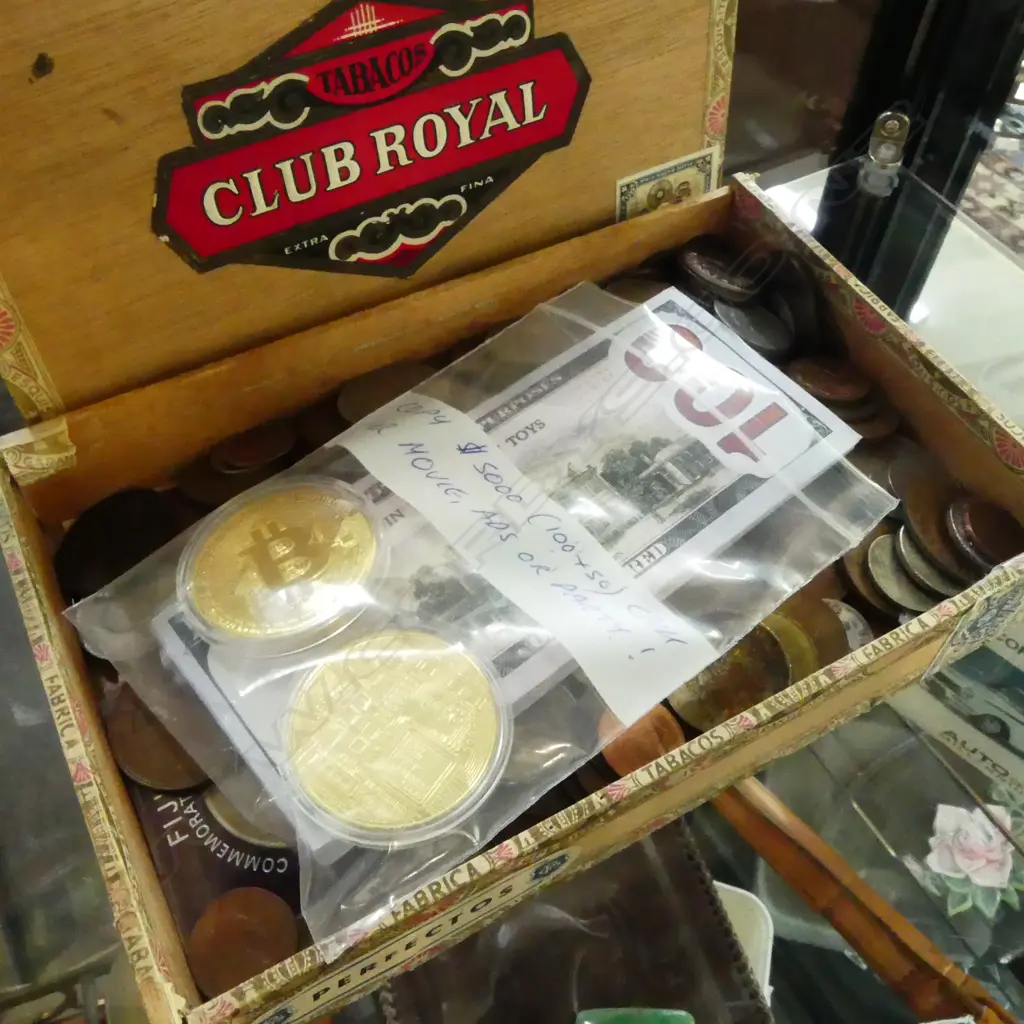 MIXED VINTAGE COIN & NOTE COLLECTION IN CIGAR BOX Image 1++