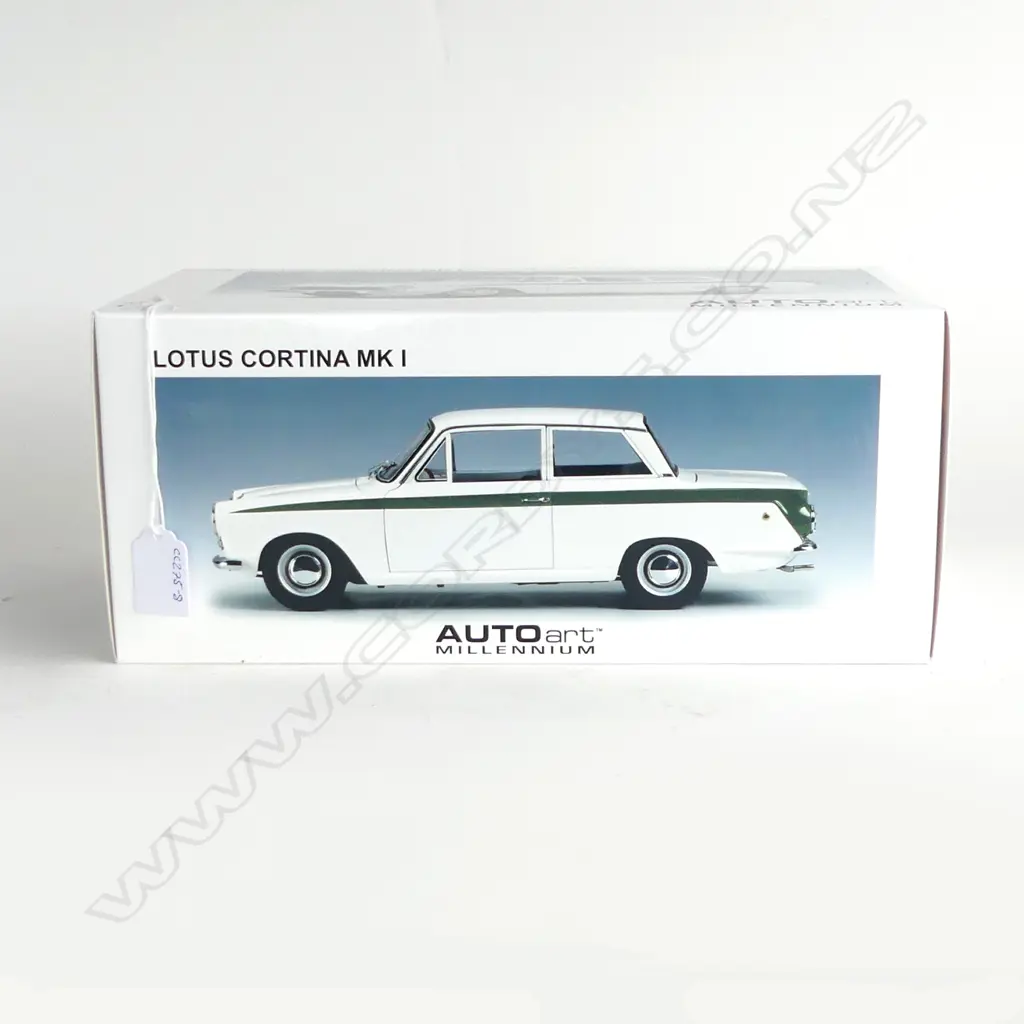 BOXED 1:18 AUTO ART LOTUS CORTINA MK1 Image 1++