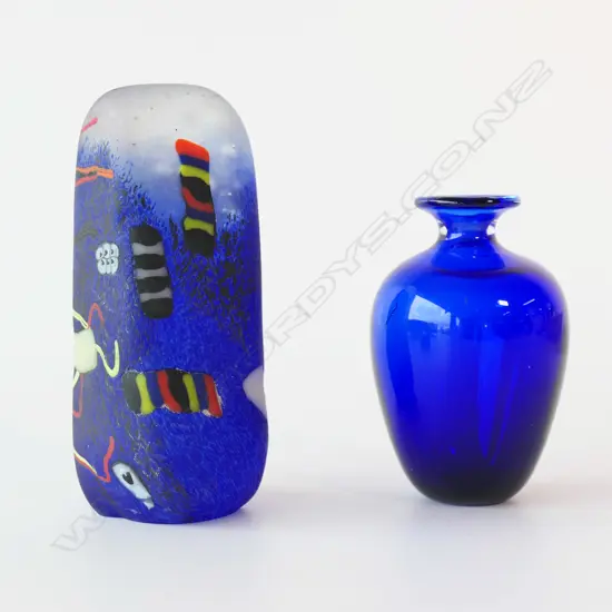 SHONA FIRMAN BLUE OBELISK (H.125mm) + SM BLUE GLASS VASE (PETER VIESNIK), H.95mm