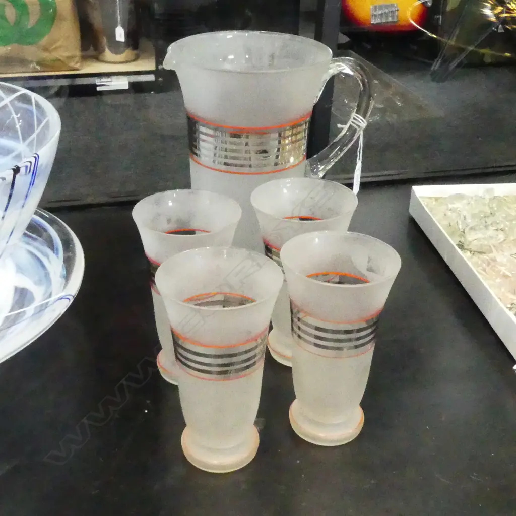 5 PCE VINTAGE DRINKS SET; JUG H.230mm & 4 GLASSES Image 1++