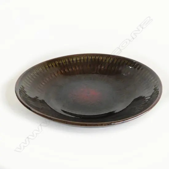 SML LEN CASTLE BOWL, TENMOKO GLAZE w RED COPPER CENTRE, POTTER'S MARK TO BASE, DIA.200 x 50mm