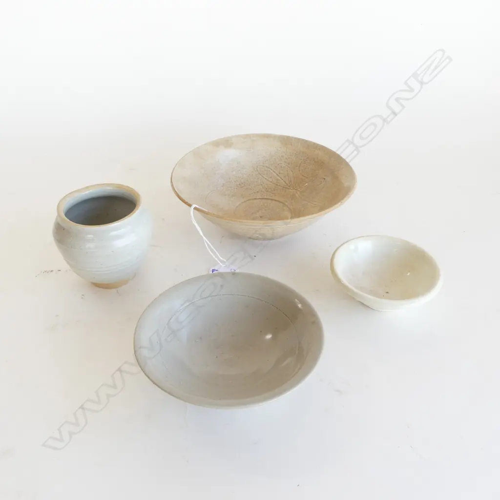 4 ORIENTAL CERAMICS; 3 BOWLS & VASE H.70mm Image 1++