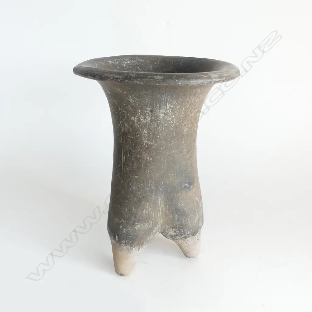 **RTV**  CHINESE NEOLITHIC TRIPOD JAR H.250mm... Image 1++