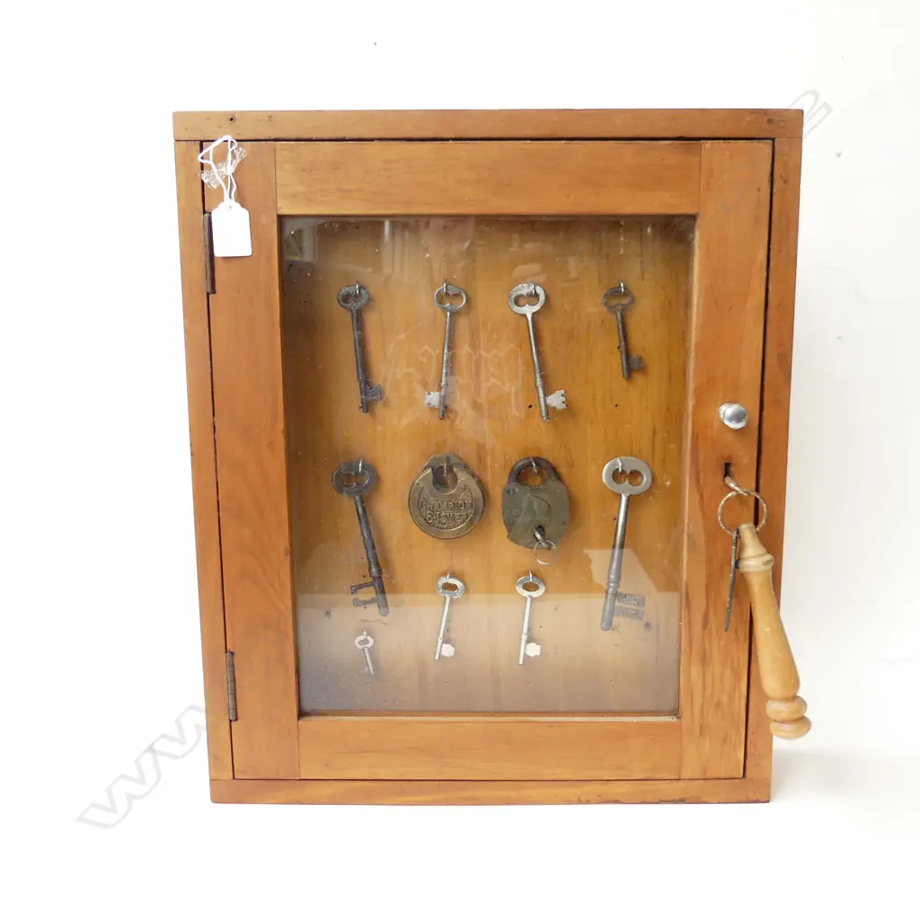 CASED GLAZED DISPLAY OF LOCKS & KEYS 420x85x500mm Image 1++