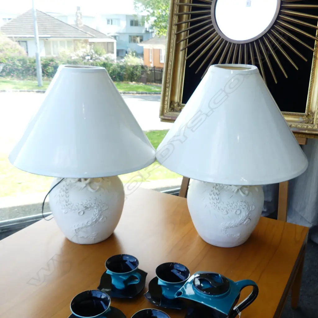 PR WHITE CERAMIC LAMPS w. DRAGON DESIGN H.660mm Image 1++