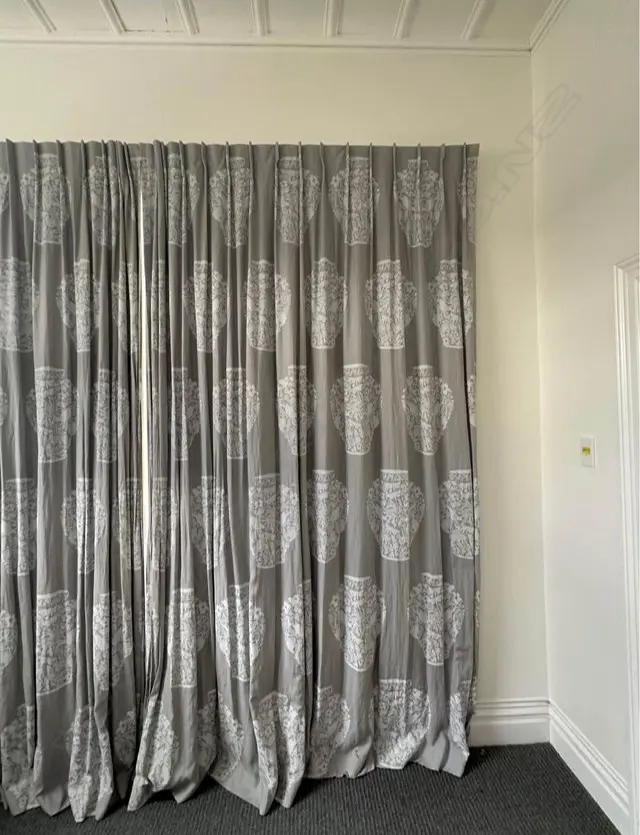 DOUBLE LINED BLACK OUT CURTAINS w. WHITE VASE DESIGN 2.8M DROP, W.2.8M Image 1++