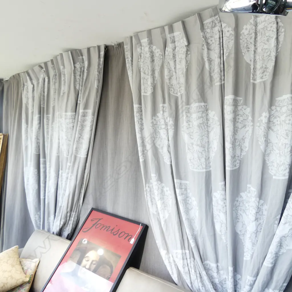 DOUBLE LINED BLACK OUT CURTAINS w. WHITE VASE DESIGN 2.8M DROP, W.2.8M Image 1++