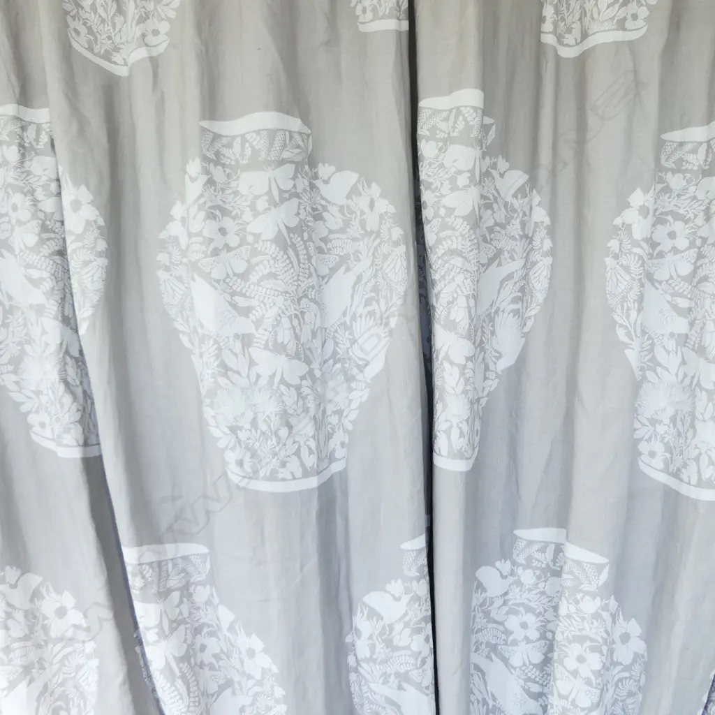 DOUBLE LINED BLACK OUT CURTAINS w. WHITE VASE DESIGN 2.8M DROP, W.2.8M Image 1++