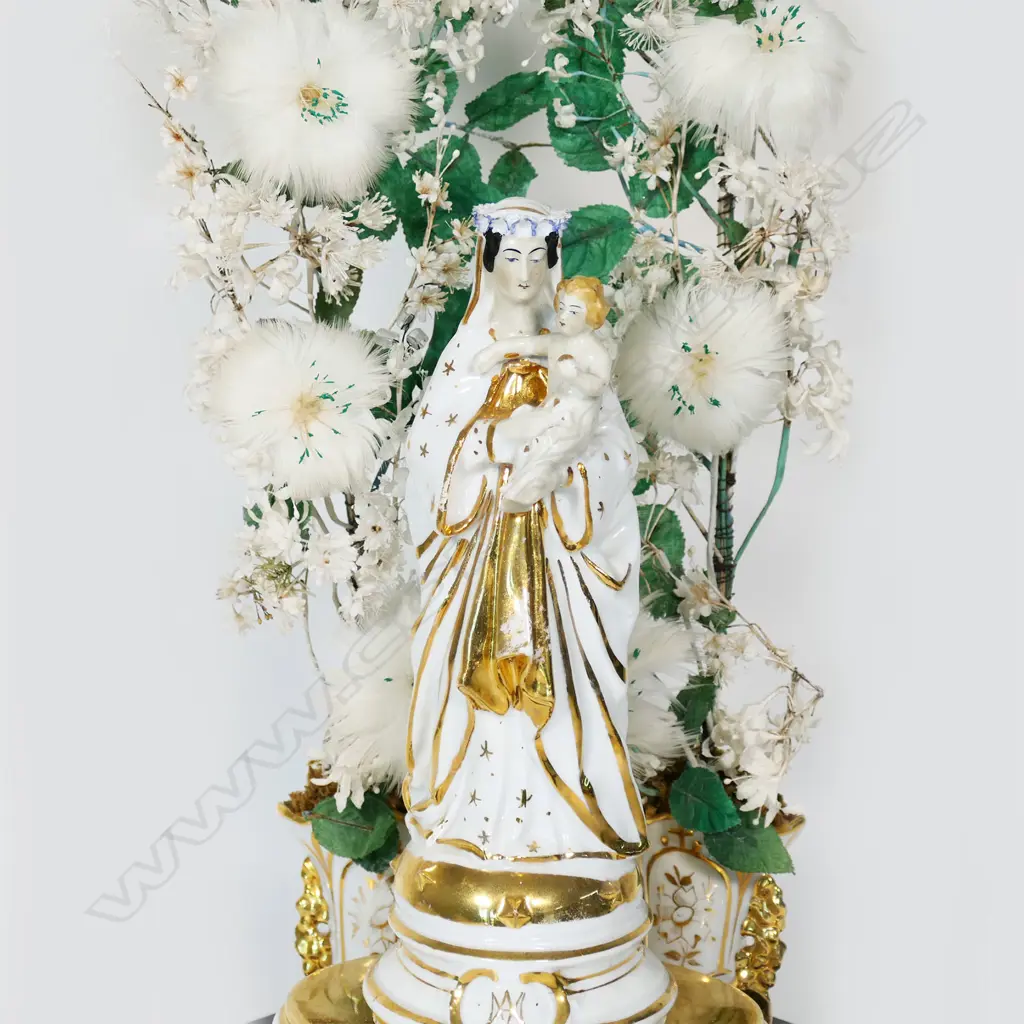 ANTIQUE WEDDING DOME w. FIGURE & WHITE FLOWER DISPLAY, H.560mm (REPLACEMENT DOME, NOT EXACT FIT) Image 1++
