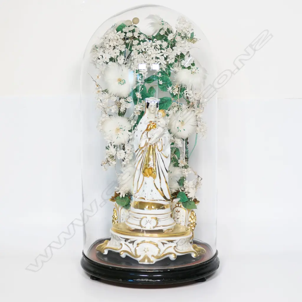 ANTIQUE WEDDING DOME w. FIGURE & WHITE FLOWER DISPLAY, H.560mm (REPLACEMENT DOME, NOT EXACT FIT) Image 1++