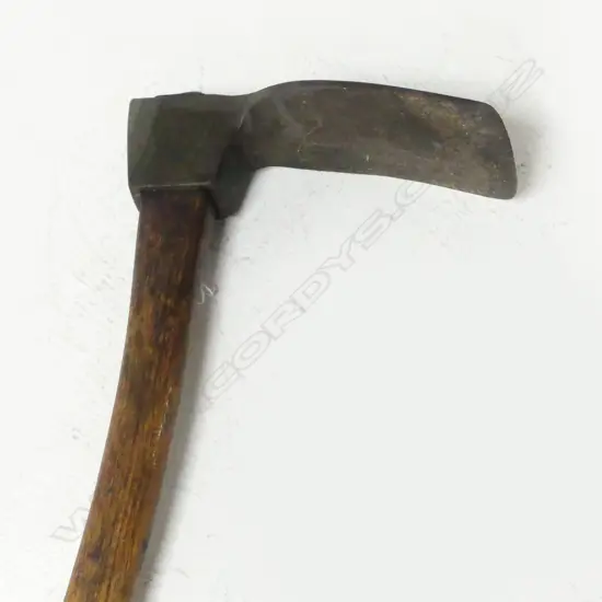 OLD LONG HANDLED ADZE METAL HEAD LONG WOOD SHAFT W MAORI CARVED BAND L.830mm to shave wood into beams
