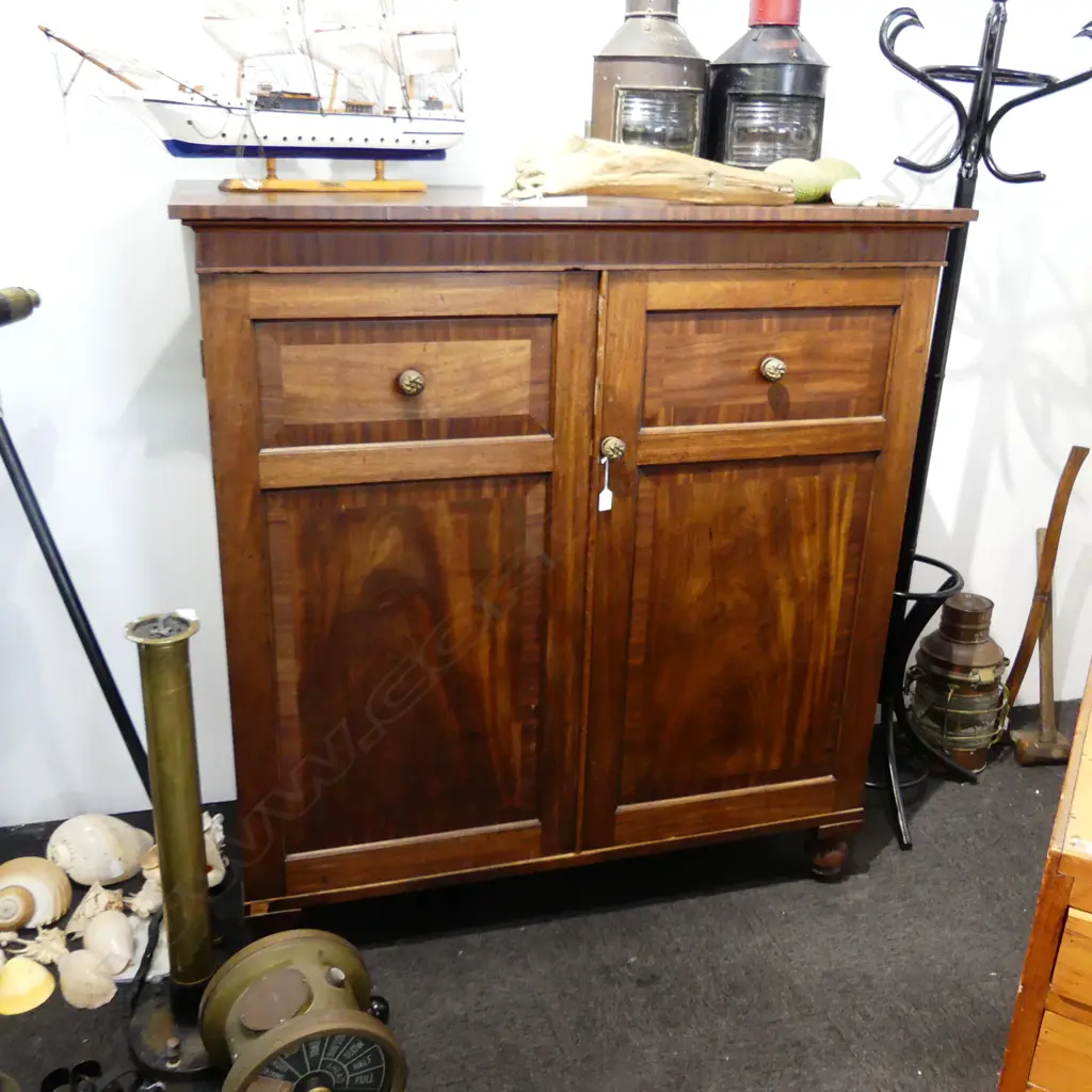 LG ANTIQUE MAHOGANY CABINET 1330x650x1410mm Image 1++