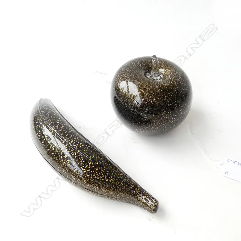 TWO MURANO FRUIT; BANNA & APPLE w. ORIGINAL STICKER TO APPLE, L.20mm Image 1++