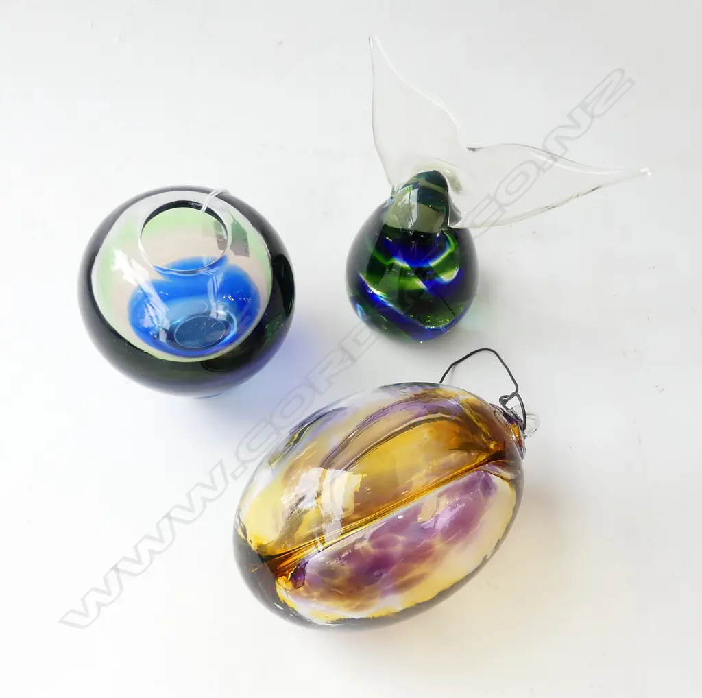 3 PCES ART GLASS; WHALE TAIL PAPER WEIGHT, VASE, ORB HANGING L.170mm Image 1++