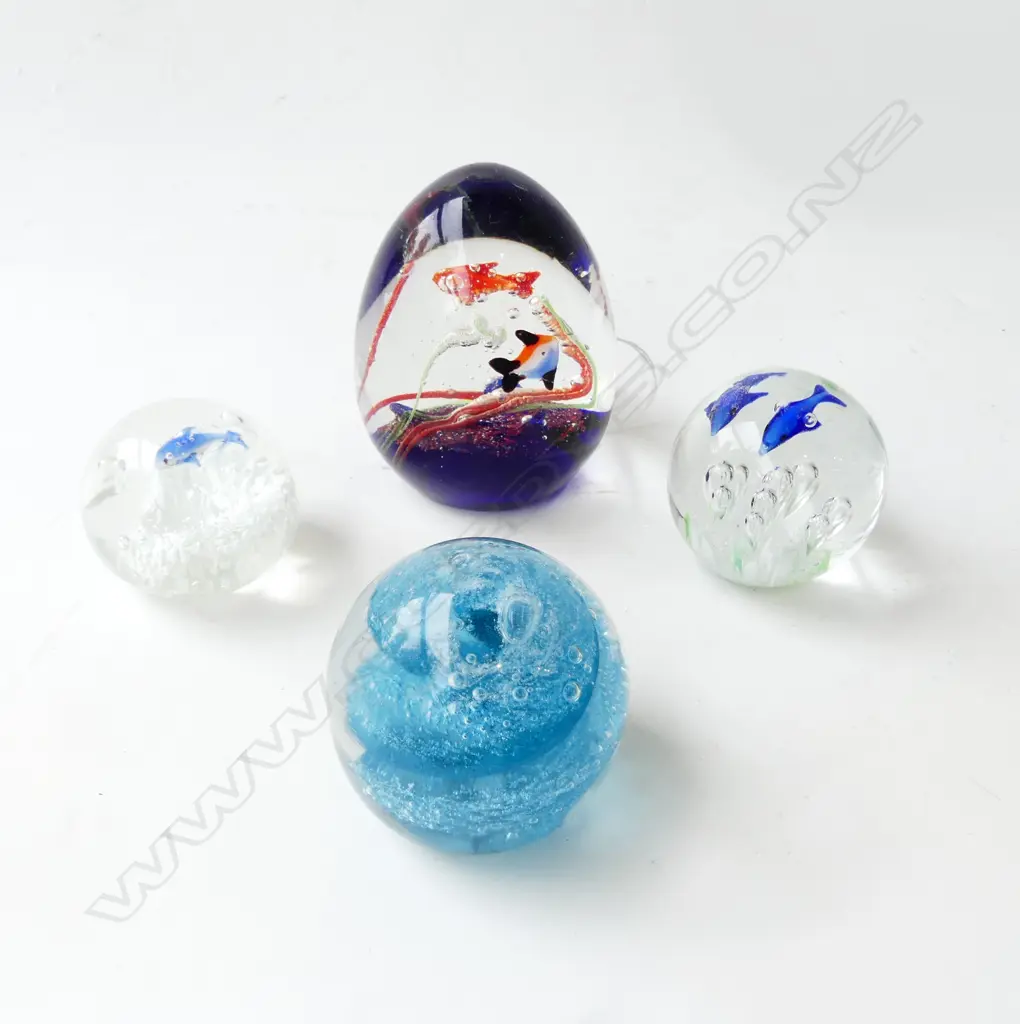 4 ART GLASS PAPER WEIGHTS; 1 SIGNED, H.110mm Image 1++