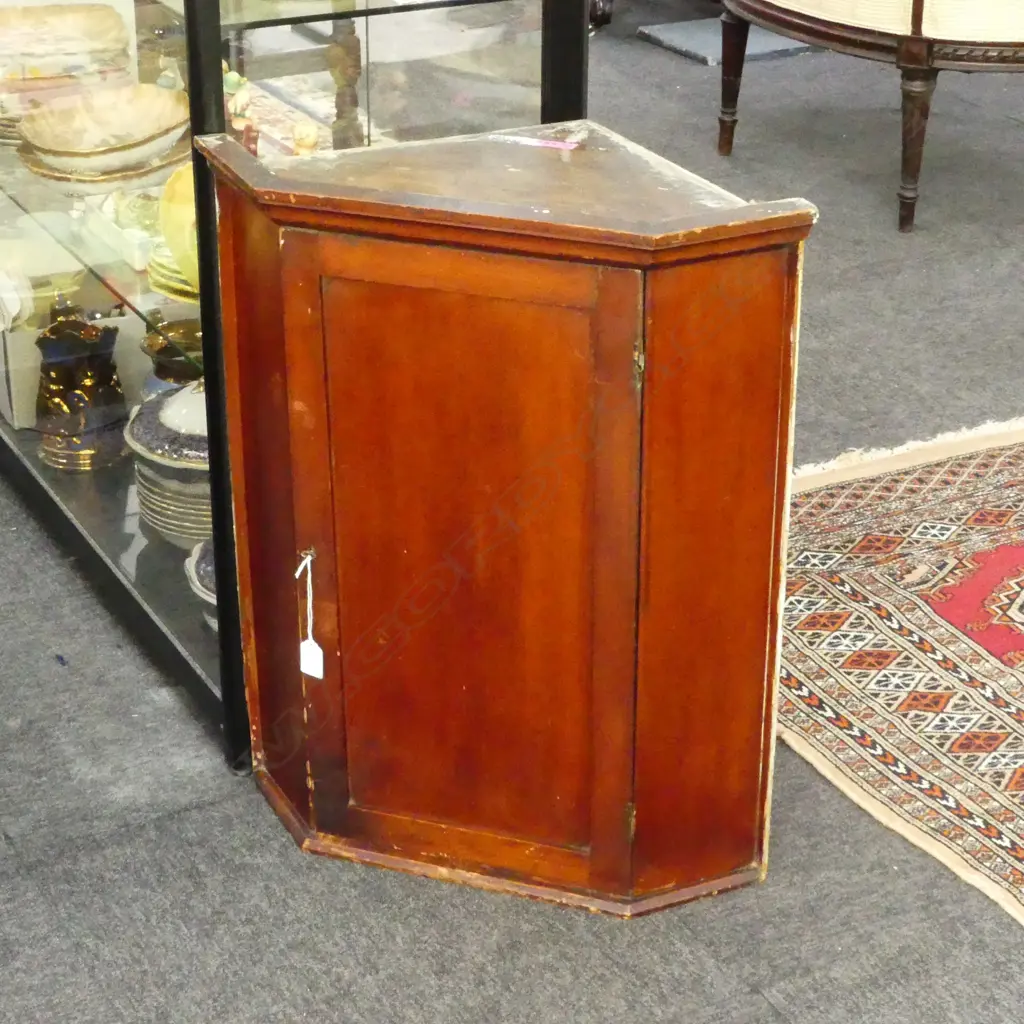 CORNER CABINET; Door hinges broken, 560x380x670mm Image 1++