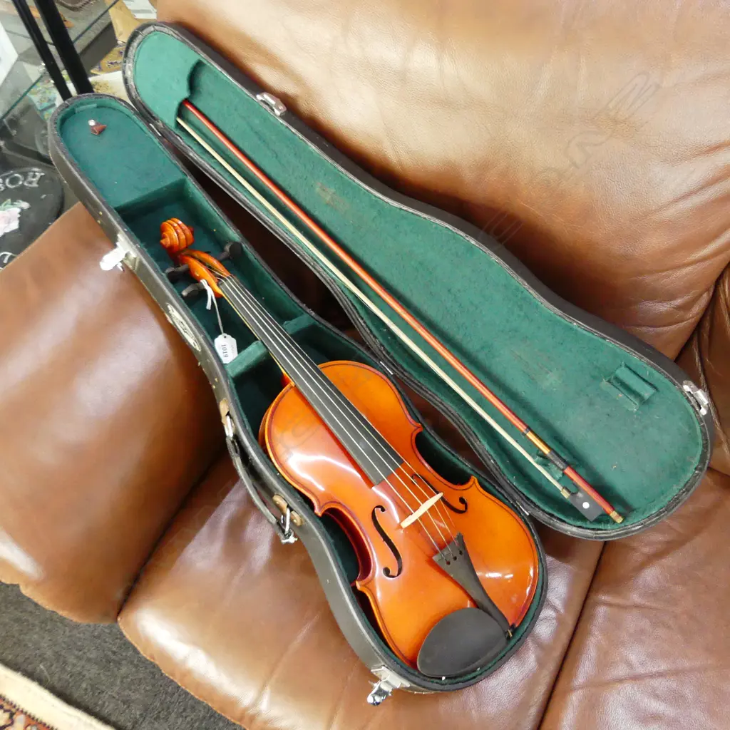  VIOLIN IN CASE; NEEDS ONE NEW TUNING PEG, L.790mm Image 1++