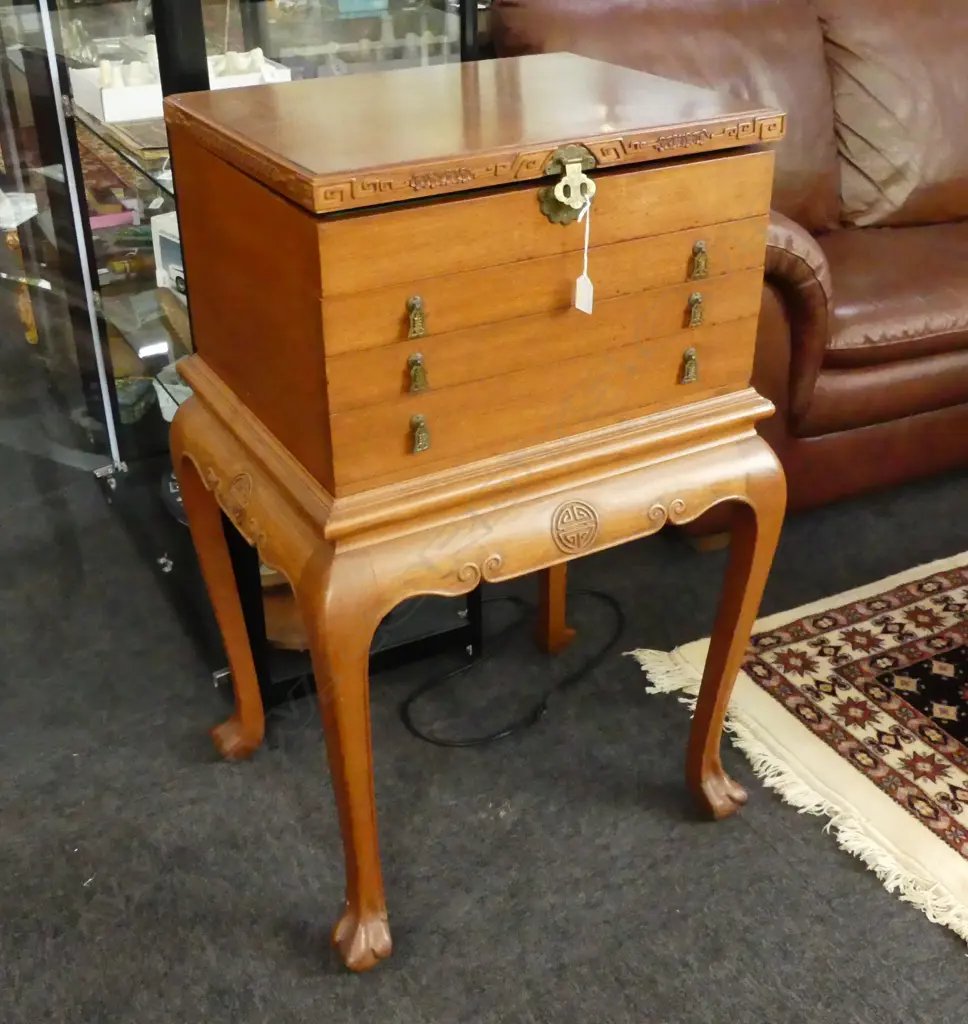 ORIENTAL WOODEN LINED CASE w. 3 DRAWERS on TABLE 590x500x900mm Image 1++