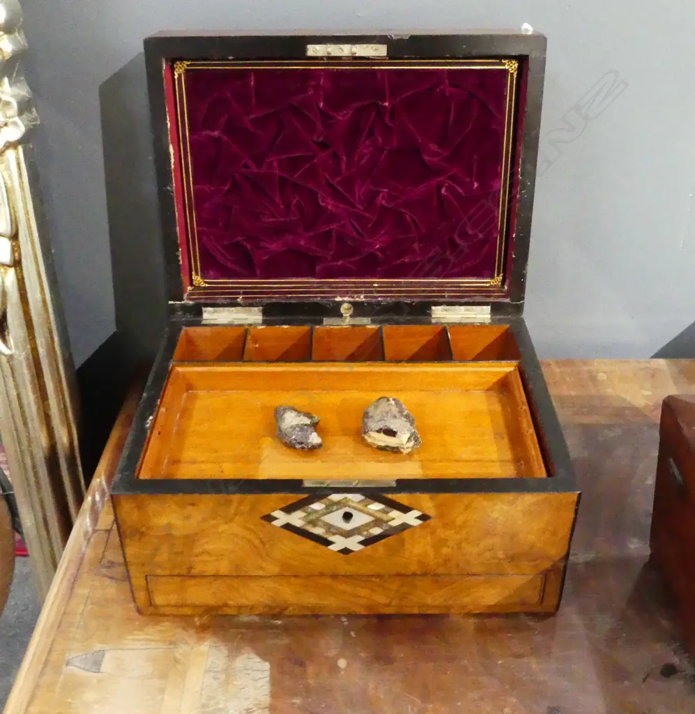 VICTORIAN WALNUT DRESSING CASE w. MOP INLAY 305x230x170mm Image 1++