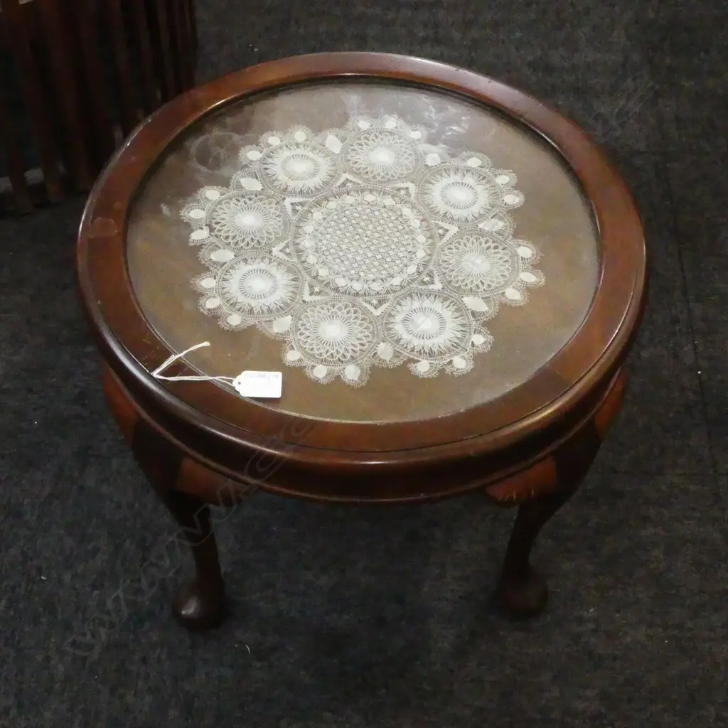 QUEEN ANNE STYLE MAHOGANY SIDE TABLE w. LACE DOILY UNDER GLASS TOP H.375mm, 480mm dia Image 1++