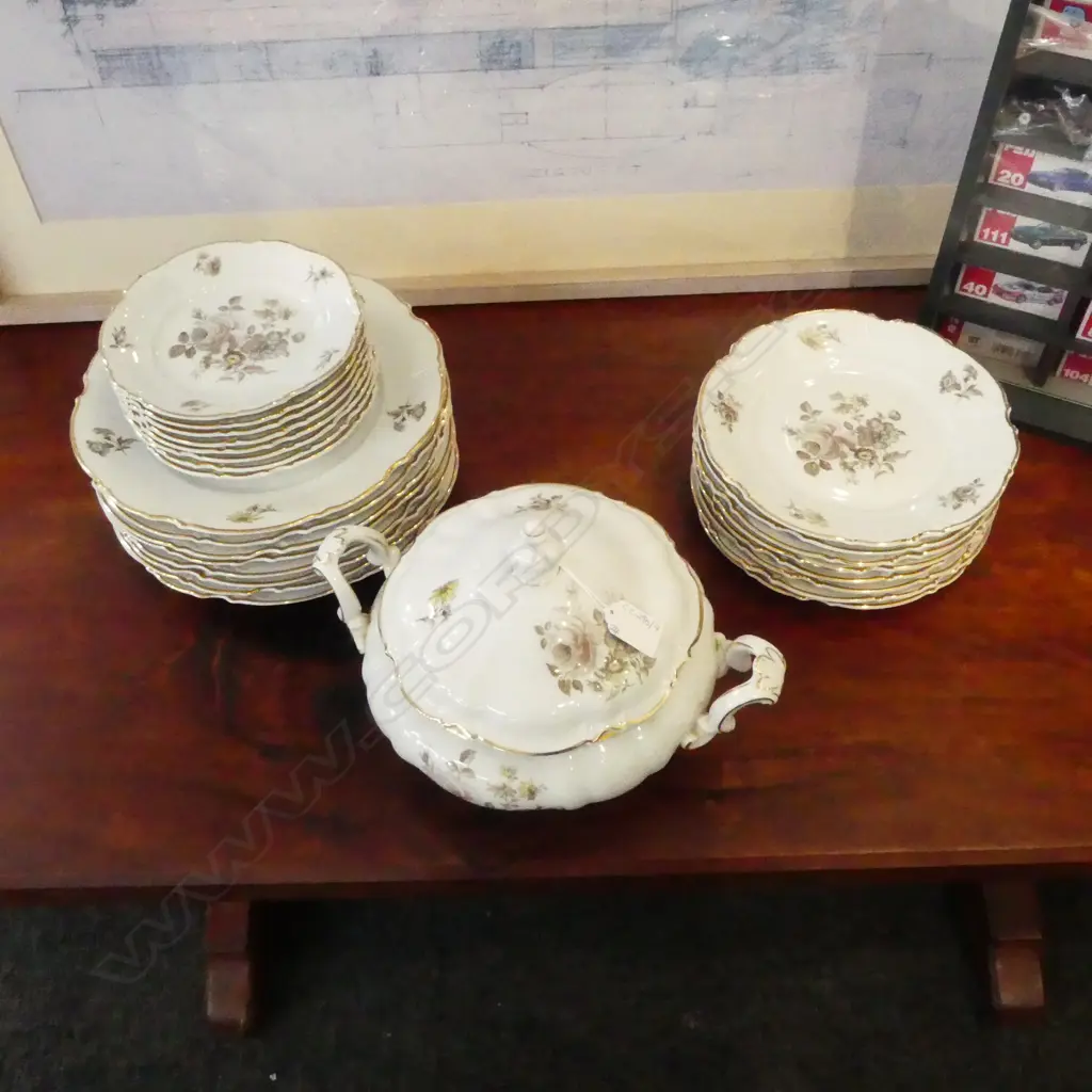 25 PCE / 8 PLACE HUTSCHENREUTHER 'SYLVIA'; 8 DINNER, LUNCH & SIDE PLATES, TUREEN Image 1++