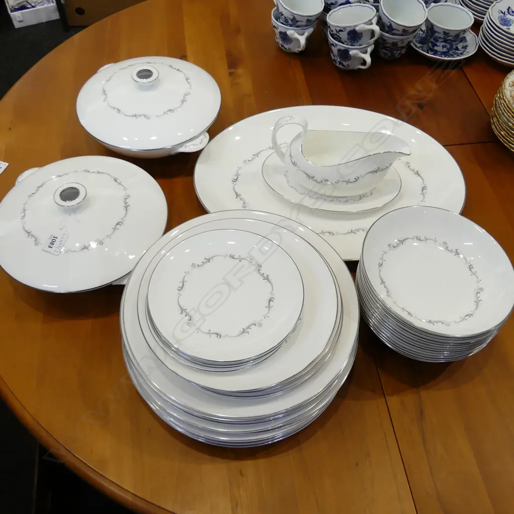 ROYAL DOULTON 'CORONET' DINNER SERVICE Image 1++