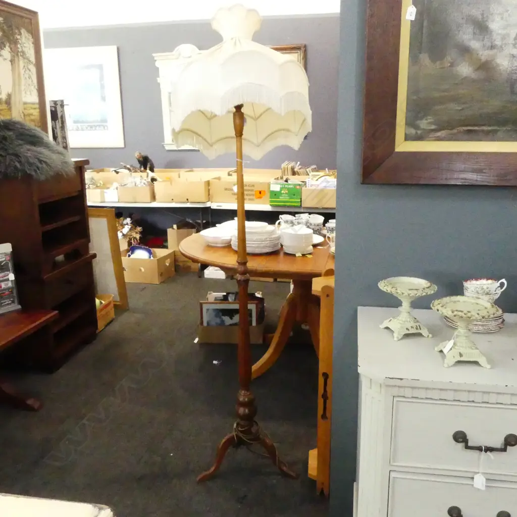 VINTAGE OAK THREE LEG STANDARD LAMP w. SHADE H.500mm Image 1++