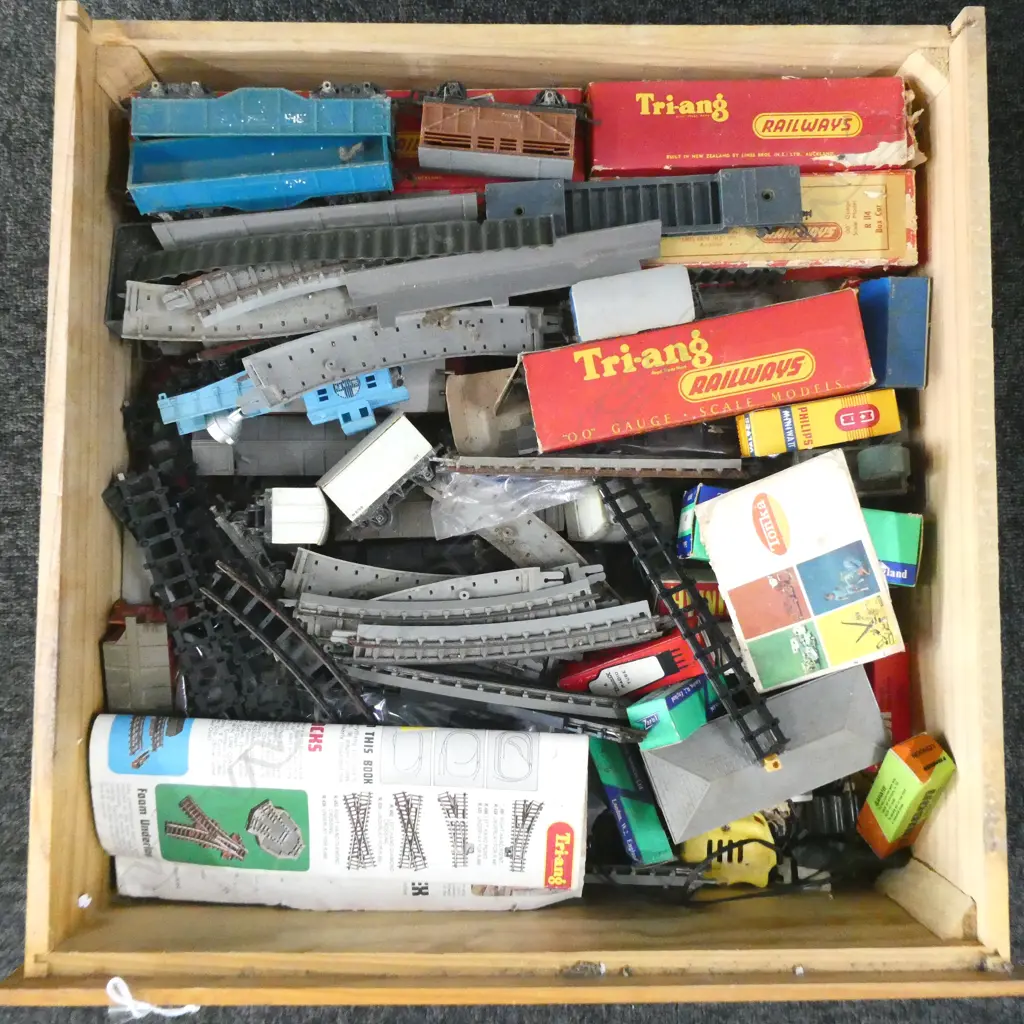 TRIANG 00 GAUGE TRAIN SET  TRACK CARRAGES ENGINE ETC Image 1++