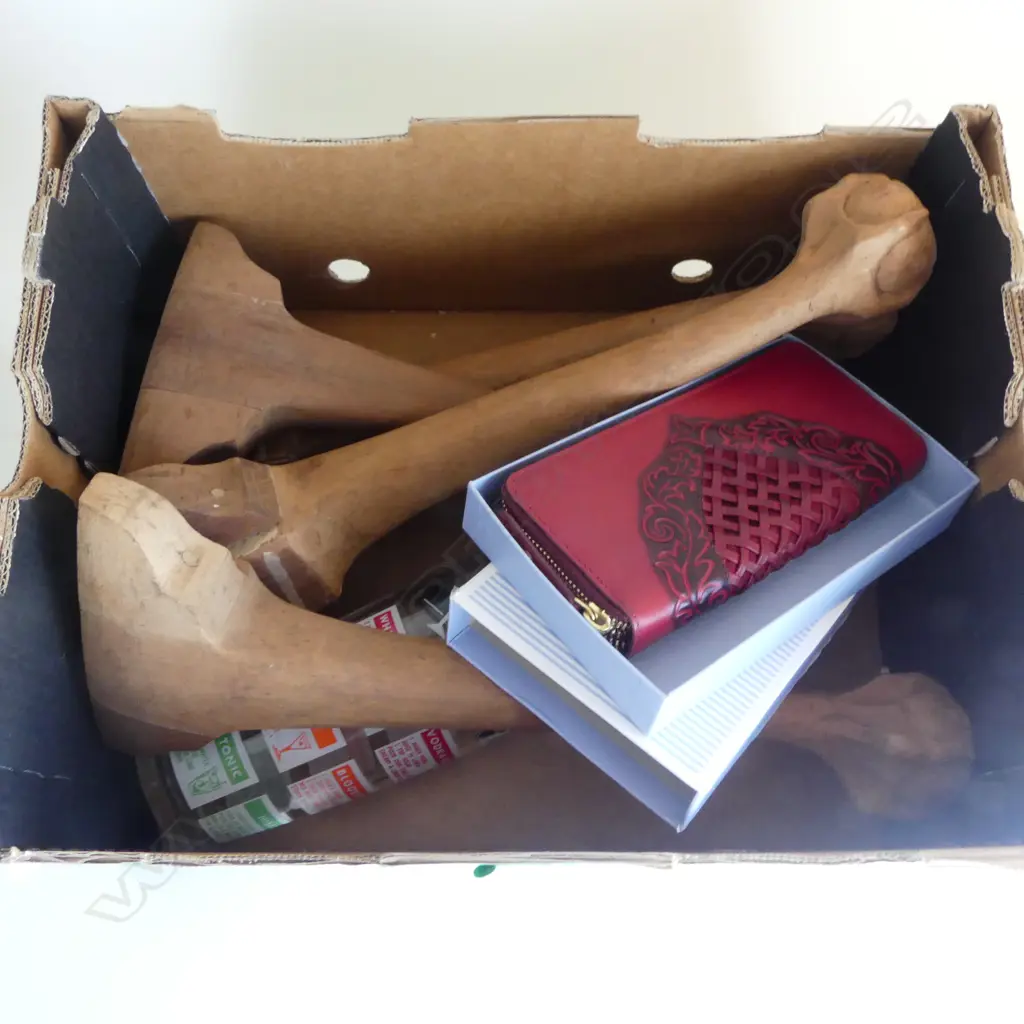 VINTAGE GLASS COCKTAIL SHAKER, 4 CABRIOLE BALL & CLAW LEGS, RED LEATHER WALLET (BOXED) Image 1++