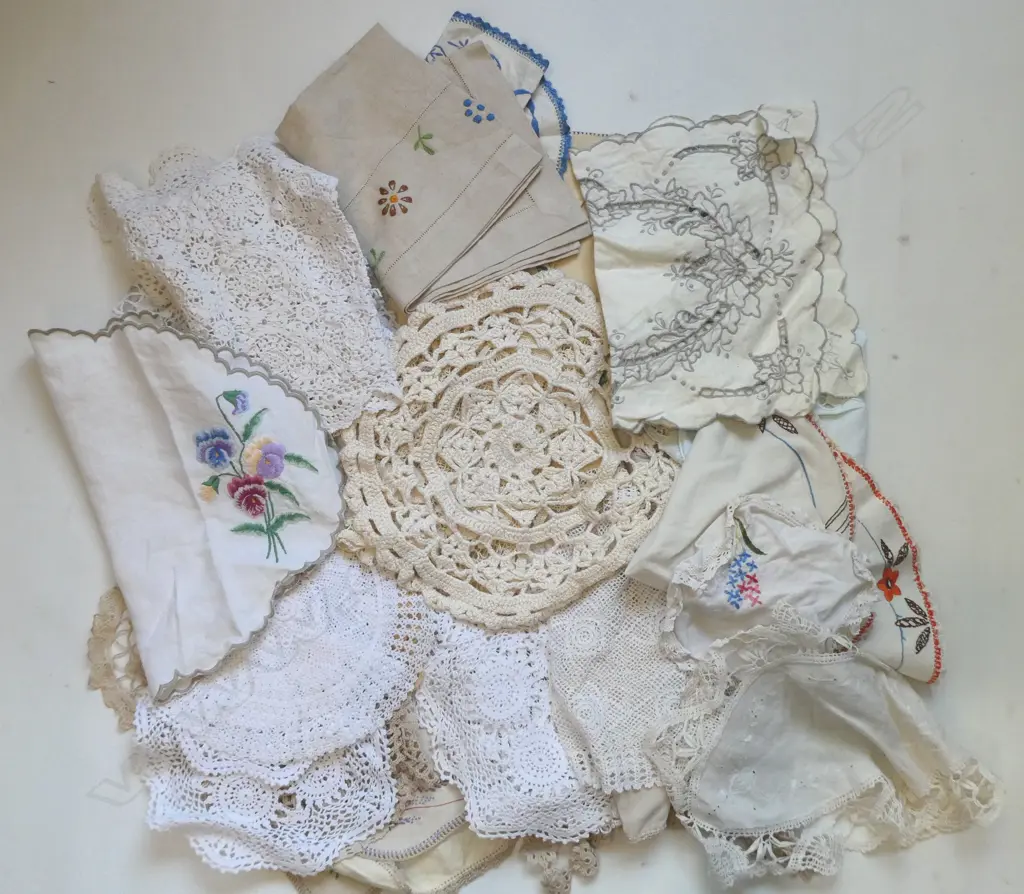 36 VINTAGE DOILIES ASSORTED SHAPES & PATTERNS Image 1++