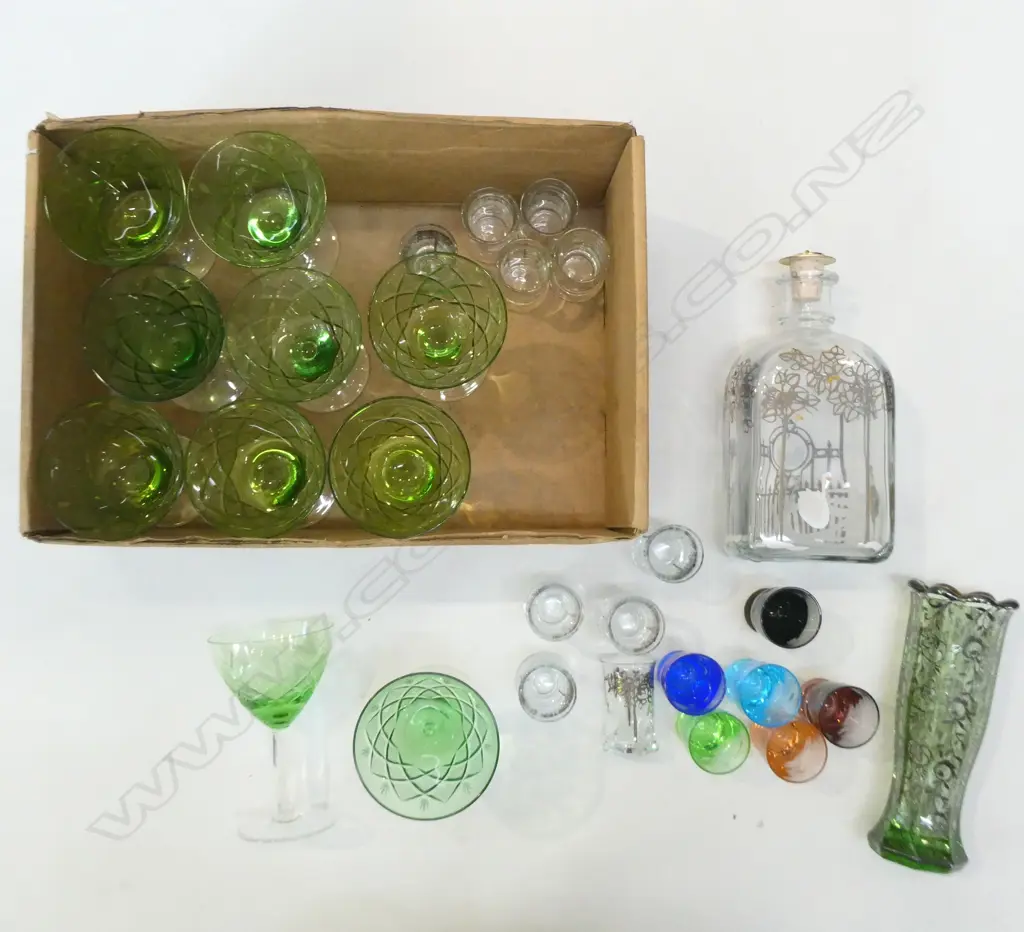 ASST. COLORED & PAINTED GLASS INCL. DECANTER H.200mm Image 1++
