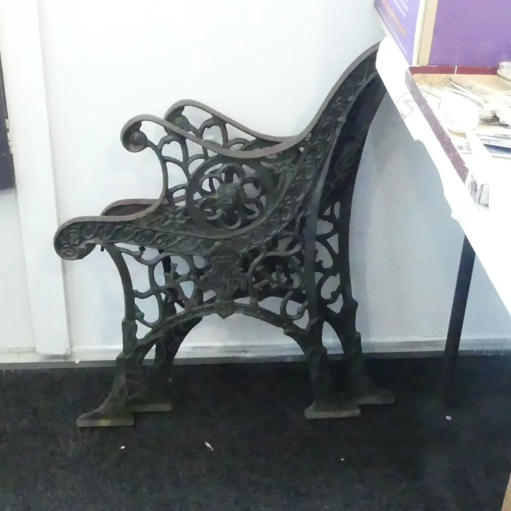 PR CAST IRON BENCH SEAT ENDS H.710mm Image 1++