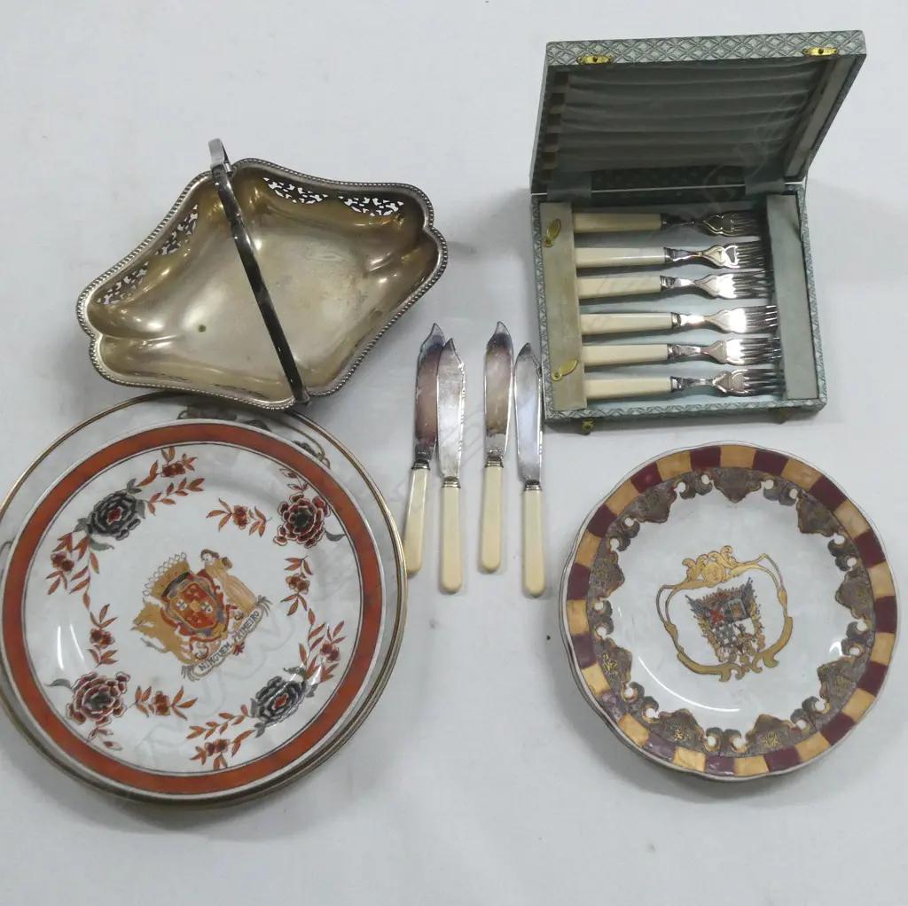6 ARMOURIAL PLATES EP DISH & BOXED FISH KNIVES Image 1++