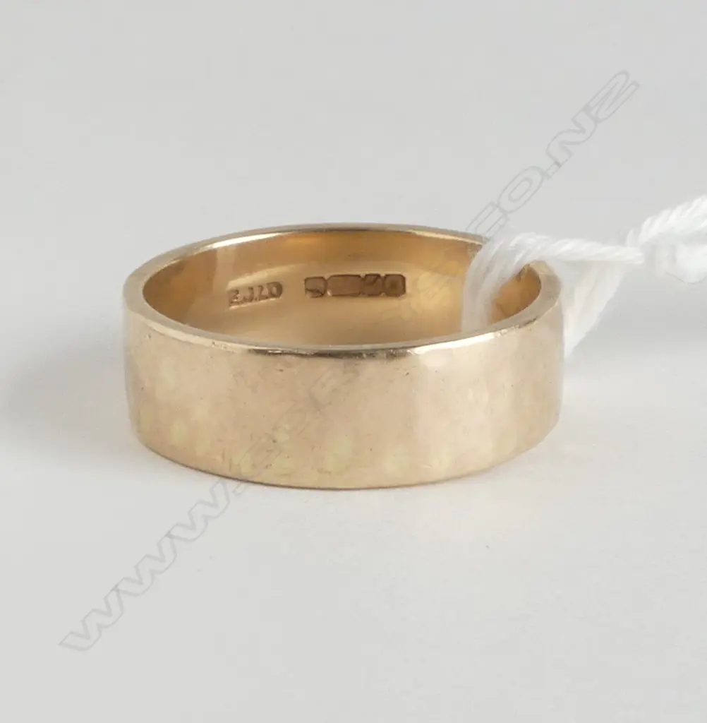9ct Y/GOLD MILDLY HAMMERED FINISH BAND RING 4.33gms SIZE N 1/2 Image 1++