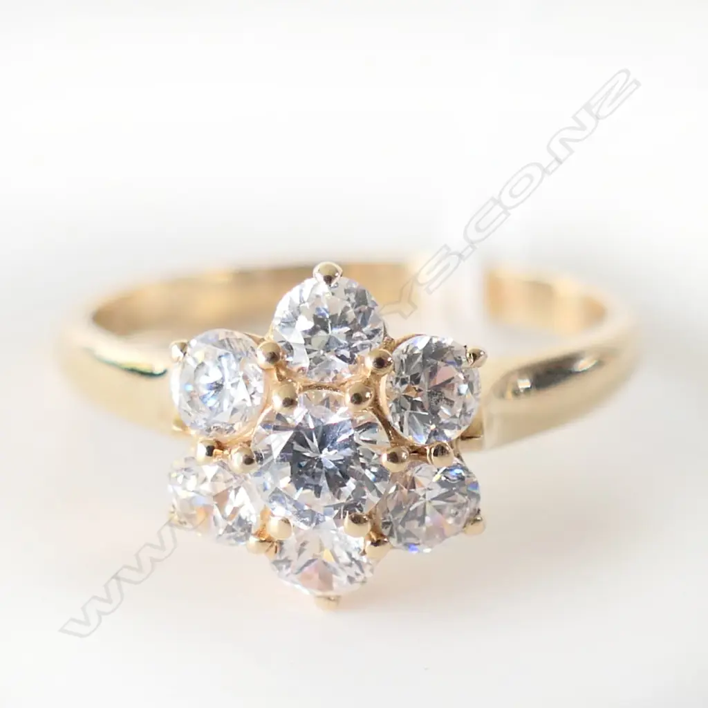 9CT CZ CLUSTER RING 3.9gms  SIZE T Image 1++
