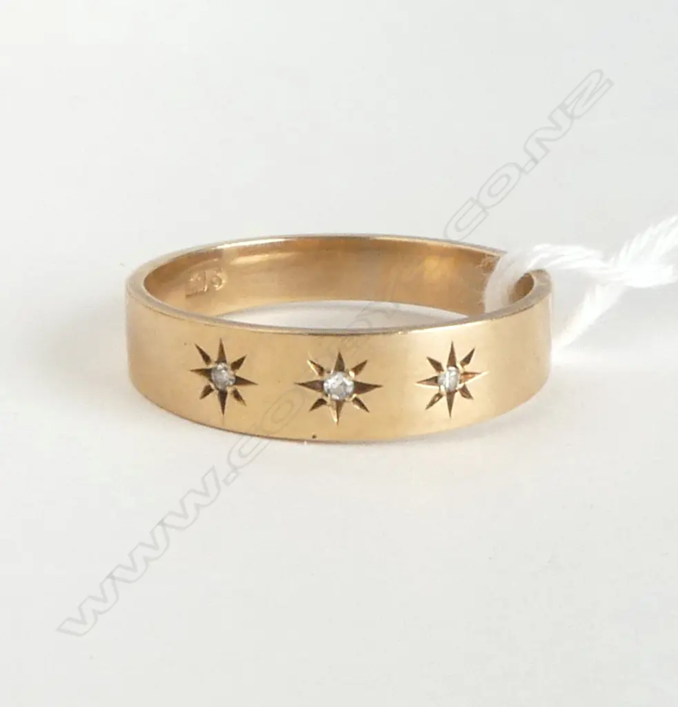 9ct Y/GOLD & 3 SMALL DIAMOND BAND RING 3gms SIZE Q Image 1++