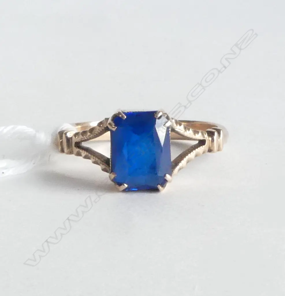 VINTAGE 9ct Y/GOLD & BLUE STONE RING 2.5gms SIZE O Image 1++