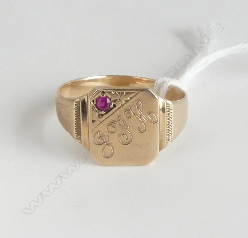9ct YELLOW GOLD SIGNET RING set w small ruby? 4gms SIZE  T 1/2 Image 1++