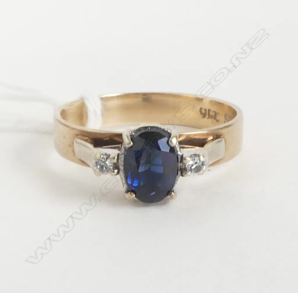 9ct Y/GOLD SYN SAPPHIRE & WHITE STONE RING 3.3gms SIZE P Image 1++