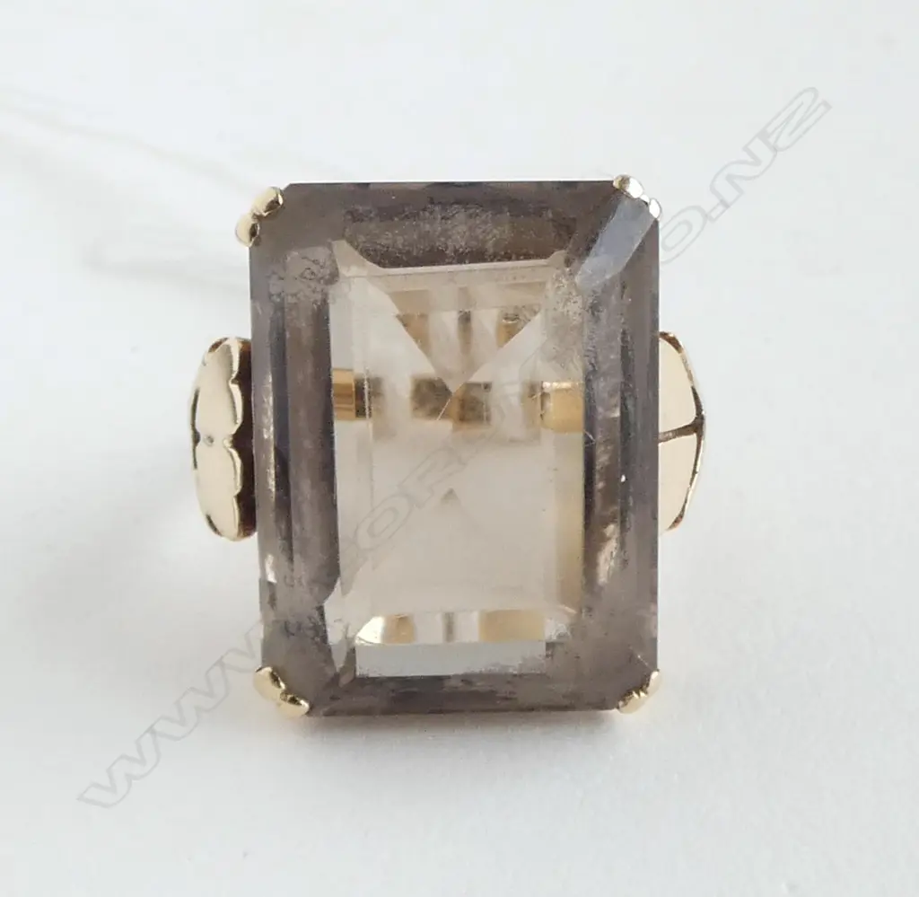 VINTAGE 9ct LARGE  rectangular SMOKEY QUARTZ double hearts to each shoulder 9gms SIZE L Image 1++