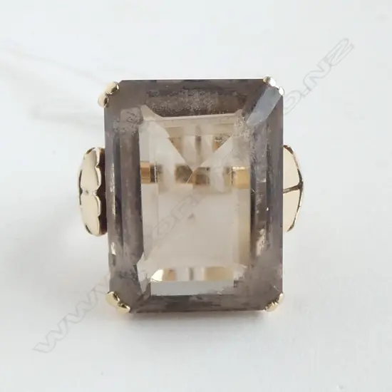 VINTAGE 9ct LARGE  rectangular SMOKEY QUARTZ double hearts to each shoulder 9gms SIZE L