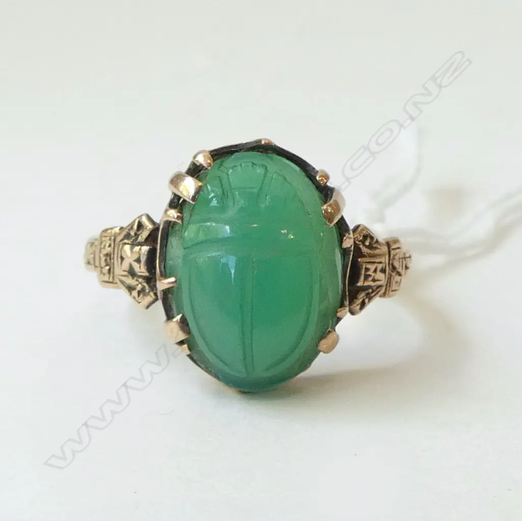 9ct GOLD w. CENTRAL CARVED SCARAB, 3.34gm SIZE P Image 1++