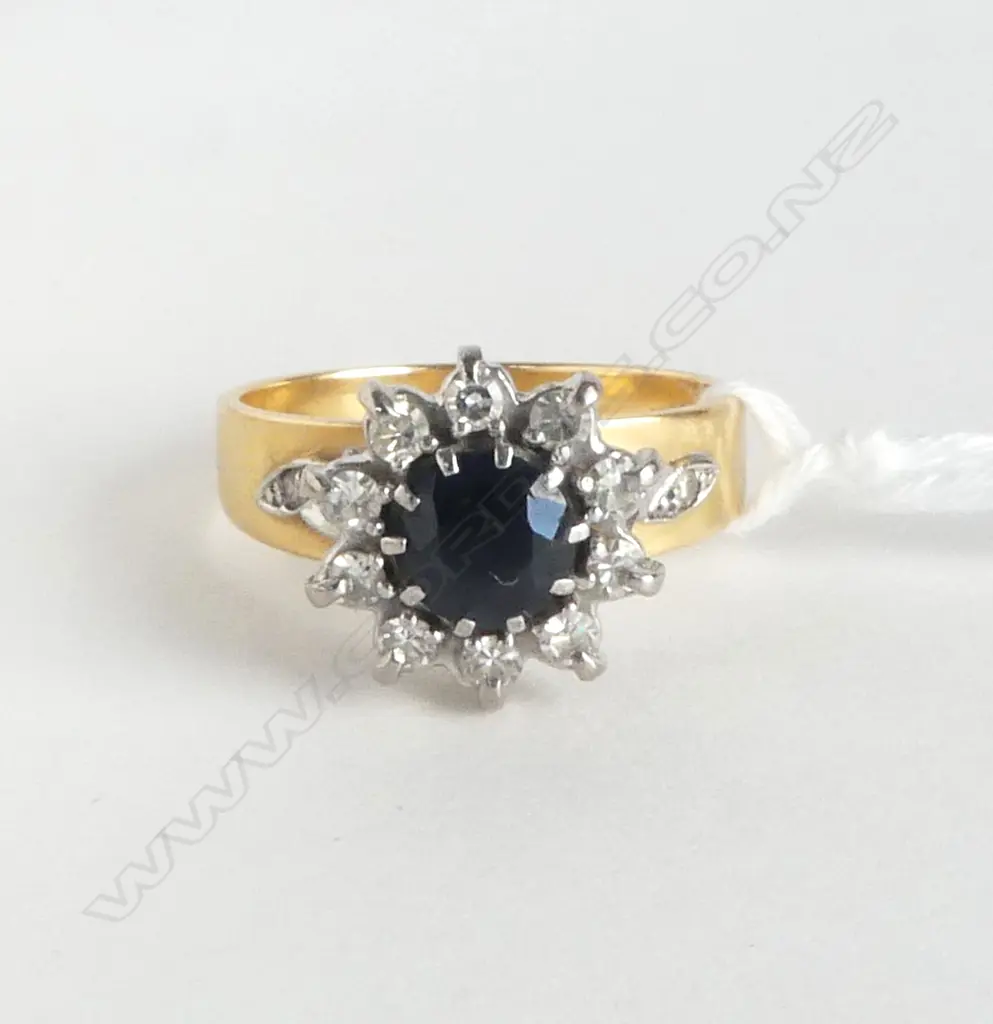 18ct Y/GOLD SAPPHIRE & DIAMOND CLUSTER RING 5gms SIZE N Image 1++