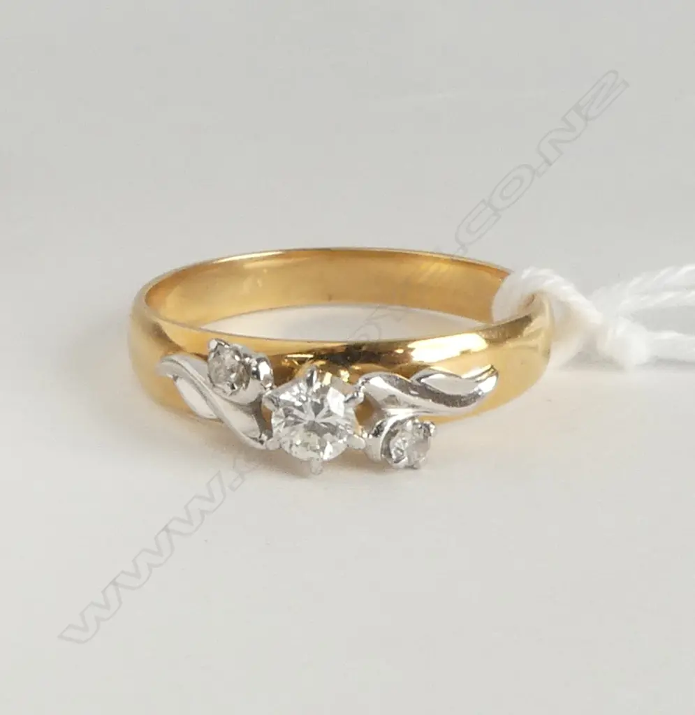18ct YELLOW GOLD & 3 STONE DIAMOND RING 3.5gms SIZE P Image 1++
