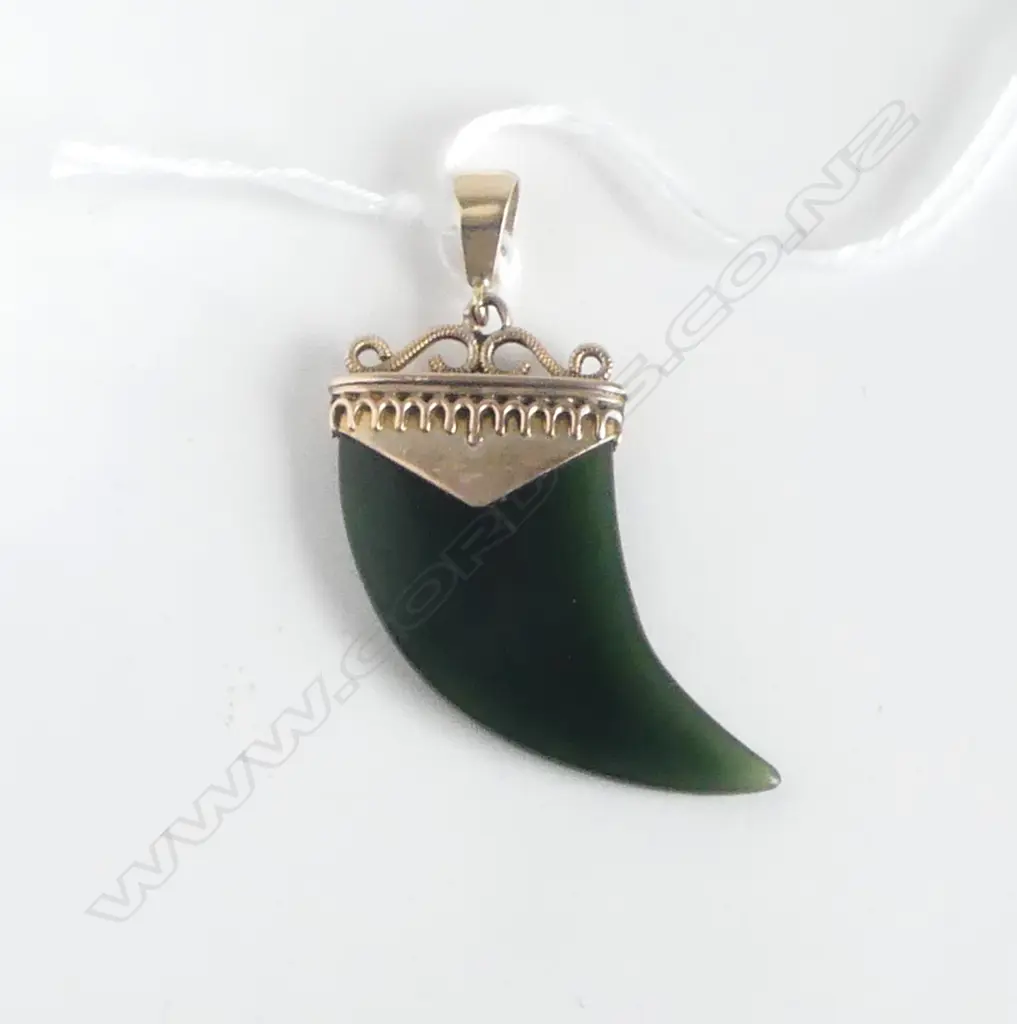 9ct ROSE GOLD & POUNAMU PENDANT shark's tooth / claw form 7gms Image 1++