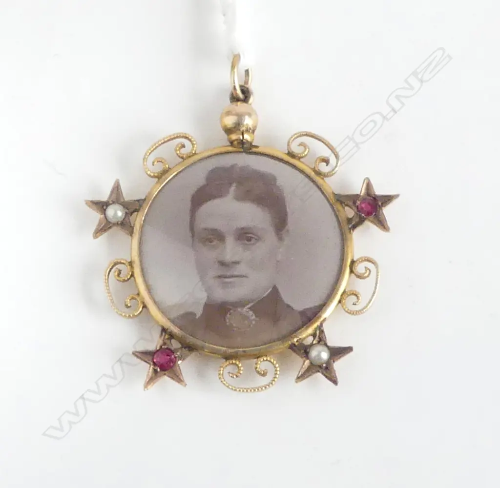 9ct VICTORIAN MOURNING PENDANT; 4.85 grams Image 1++
