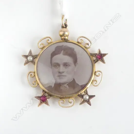 9ct VICTORIAN MOURNING PENDANT; 4.85 grams