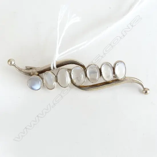 SILVER & 7 STONE MOONSTONE VINTAGE BROOCH W.70mm